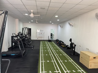 Sala funcional de Serfit con cinta de correr, pista de velocidad, cajas pliométricas y material para entrenamiento cardiovascular